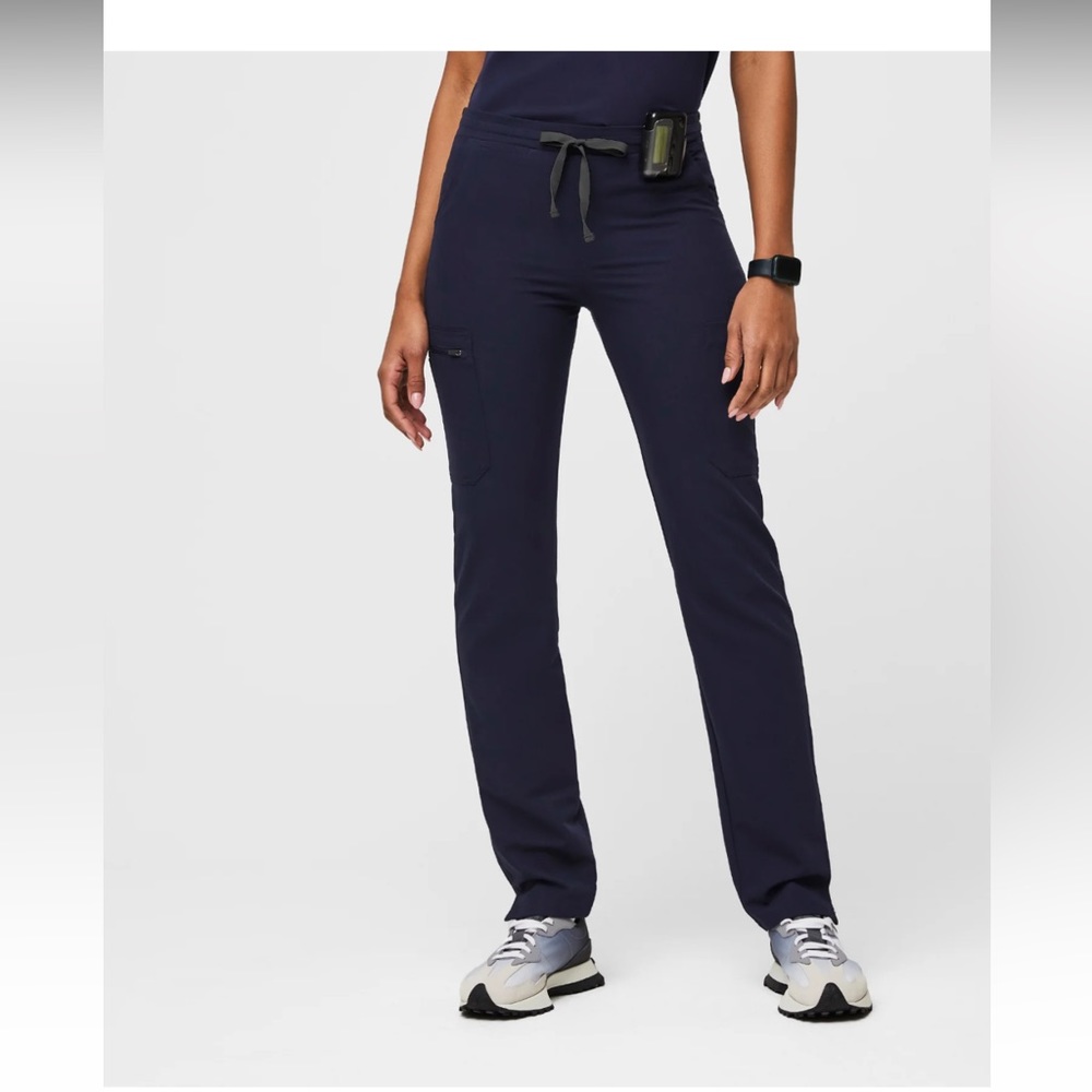 Figs Navy Yola™ - Skinny Scrub
Pants 2.0
S - Navy